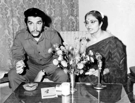 K.P. Bhanumathy  while interviewing Che Guevara. Photo by Madhu Kapparath, provided by K.P. Bhanumathy.