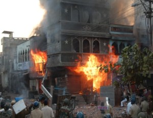 पुलिस के संरक्षण में हिंदू भीड़ के द्वारा जलाया गए घर