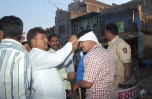 हिंदू भीड़ का नेतृत्व तथा पुलिस का मनोबल बढ़ाते NCP के कार्यकर्त्ता