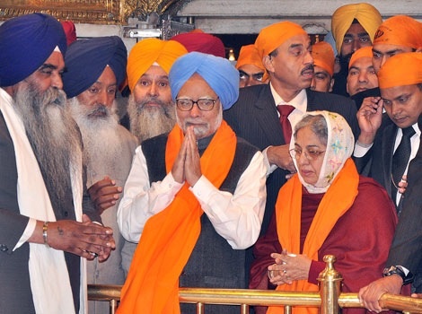 Dr Manmohan Singh with wife Gursharan Kaur at the Golden Temple in Amritsar on 1 January 2012