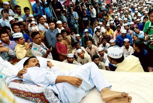 Arvind Kejriwal undertaking a fast against inflated electricity bills in Sunder Nagri, New Delhi
