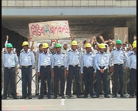 Maruti Suzuki Workers Demanding to talk to the Media