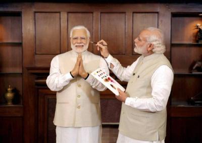 Modi and his double, image courtesy, IndiaTV news
